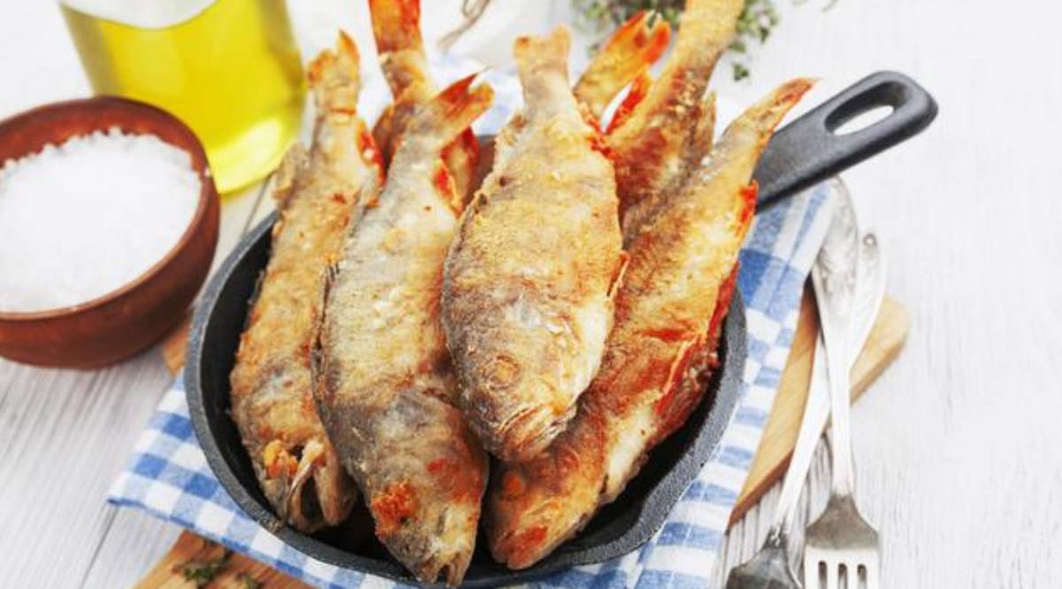 6 Tips Menggoreng Ikan Agar Tidak Lengket dan Hancur